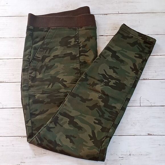 Women’s Juniors Camo Mid Rise Jeggings - Picture 1 of 5